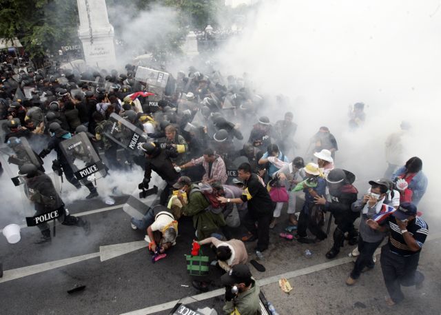 Επεισόδια και δακρυγόνα σε αντικυβερνητικές διαδηλώσεις στην Ταϊλάνδη